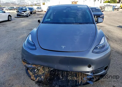 2025 Tesla Model Y from USA, damaged, VIN 7SAYGDEE9SF302758
